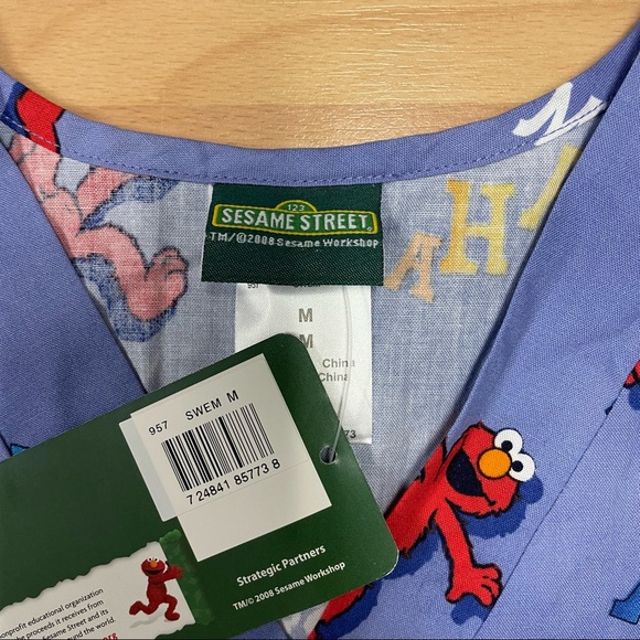 NWT Sesame Street Scrubs Shirt Elmo Blue Size Medium - Picture 3 of 3